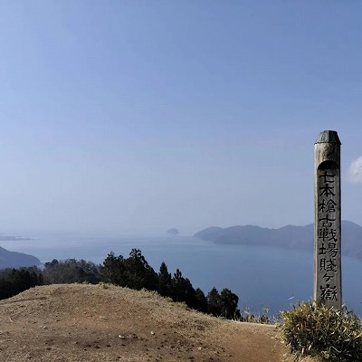 琵琶湖と比良山系、竹生島と余呉湖が一望できる山頂は気持ちがいいが、残念ながら黄砂で霞んでいる。