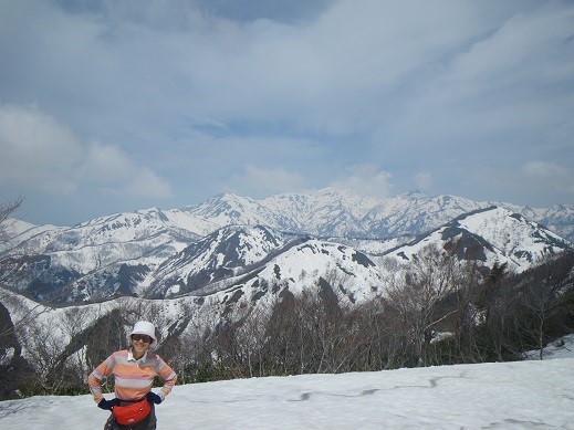 バックは初河山から丸山へと続く尾根、その後ろは雲の下の別山。