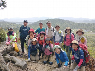 石垣を登った後の城山山頂は、標高280ｍとは思えない展望です。
