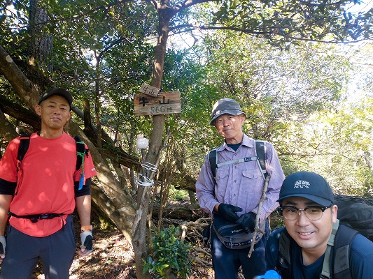 牛山山頂。広い山頂ですが何もありません。展望もありません。