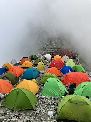 奥穂山荘のテント場には続々とテントが張られていいきます。