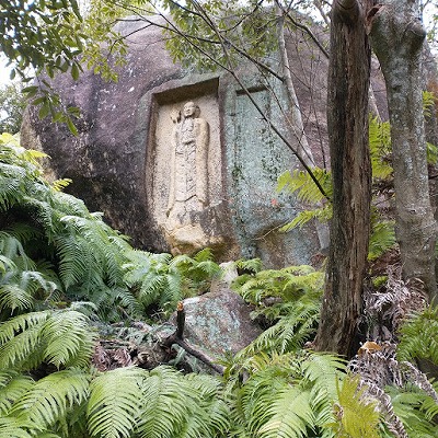 妙光寺摩崖仏。一畳分ほどの大きさです。