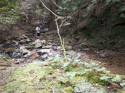 竜ヶ岳からの激下りを終えて、龍の小屋近くの渓流　