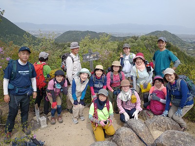 低山ながら申し分ない展望の天山山頂。