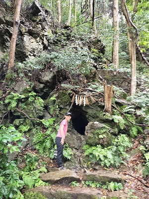 分岐まで戻って風穴へ。天然のクーラーで冷たい空気が漂っています。