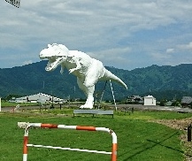 7/26(金) 勝山市の恐竜博物館の前を通過して