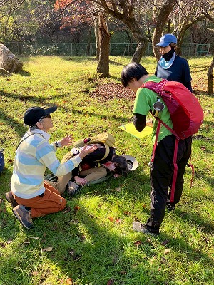 負傷者と救助者にわかれてのグループワーク