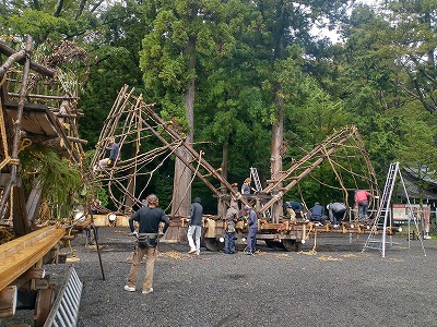 穂高神社では、「御船祭り」の船の形の山車造りをされていました。