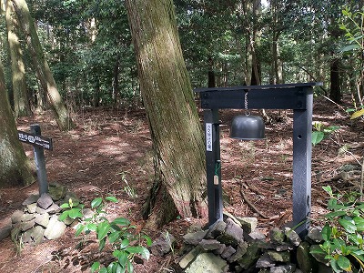 長等山分岐には大きな熊鈴が設置されていた。とてもいい音色ですよ。oh!讃山クラブの方が用意してくださいました。