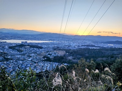 鉄塔展望台より初日の出を待ちます。オレンジ色の美し光が徐々に顔を出してきます。