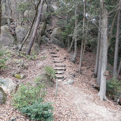 城山山頂へはロープが取り付けてあります。歩きやすい回り道もありますよ。