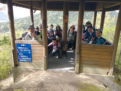 希望が丘公園の東屋で束の間の休息。