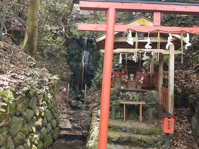千手の滝。熊野三山の那智の滝をあわらしているようですよ。
