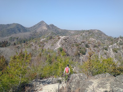 笠松山の登山道。整備されていて歩きやすく、展望もよく気持ちがいいです。