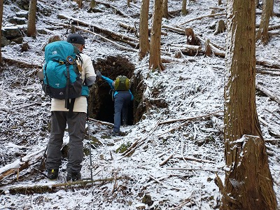 石垣の近くに謎の洞窟を発見。防空壕？貯蔵庫？音羽山の新たなミステリースポットだ！