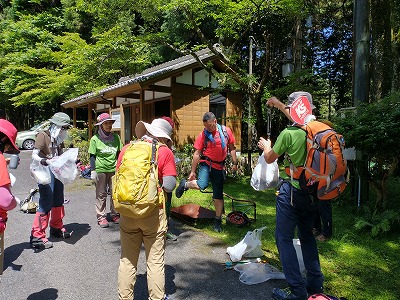 清掃登山をするにあたり、コースや注意などの説明を聞く。