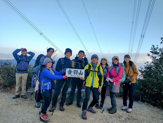 音羽山山頂についた頃には、青空で陽射しが暖かく感じられました。2025年いいスタートがきれました。