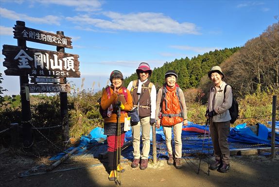 金剛山山頂広場にて