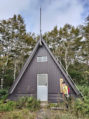 西方ヶ岳山頂にある三角屋根の可愛い避難小屋です。