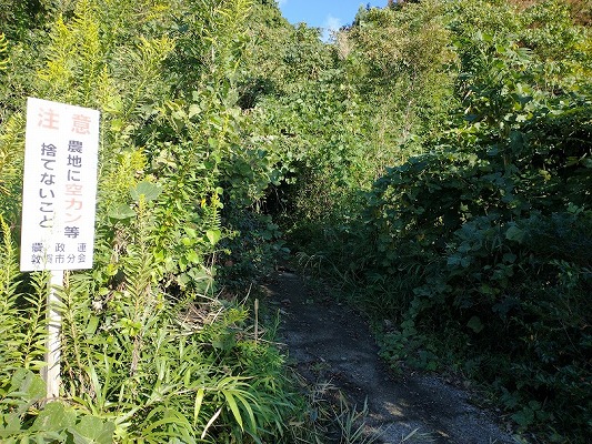 民家を過ぎてここから登っていきます。
