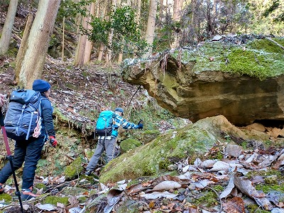 大きな岩と滝に遭遇し、このまま谷筋を進むのは難しいので少し戻って迂回します。