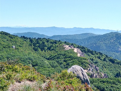 左奥に白山が見えます。