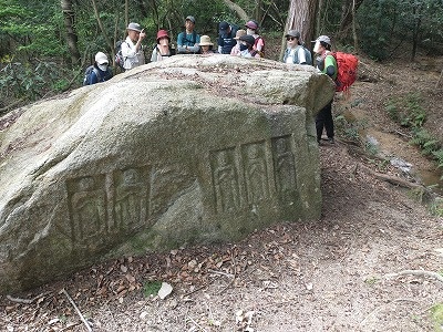 最後に福林時摩崖仏を見学。とっても可愛い摩崖仏です。持ち去られた時のノミの跡が痛々しいですね。