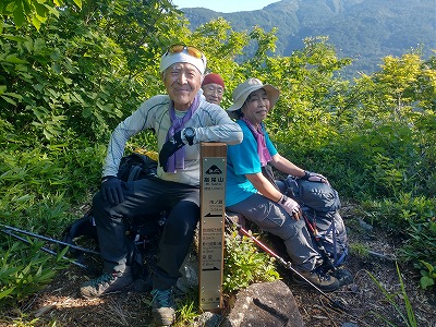 指尾山山頂でほっと一息。