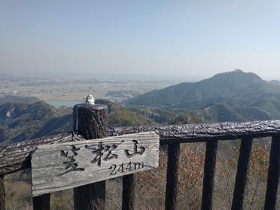 笠松山山頂。展望デッキがありますよ。
