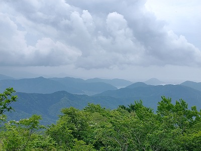 東ケ谷山山頂からは、琵琶湖と連続する山々が見渡せます。