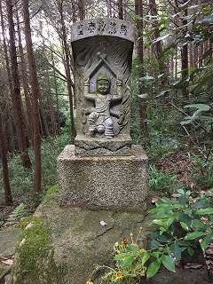 十三仏登山口から歩き始めると、すぐにたくさんの石仏が安置されています。
