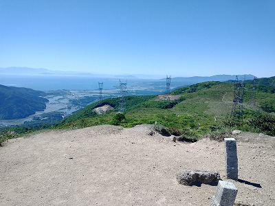 赤坂山山頂から若狭湾、白山、琵琶湖が一望できます。