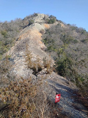 紅山の岩場。岩質が流紋岩なので、見た目ほど怖くはないです。ただ下る時は、バランスを崩さないよう注意した方がいいですね。