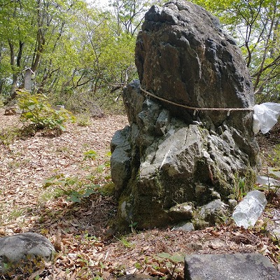 山頂にはしめ縄がかかった御神岩があり、お米とお水がお供えされていました。