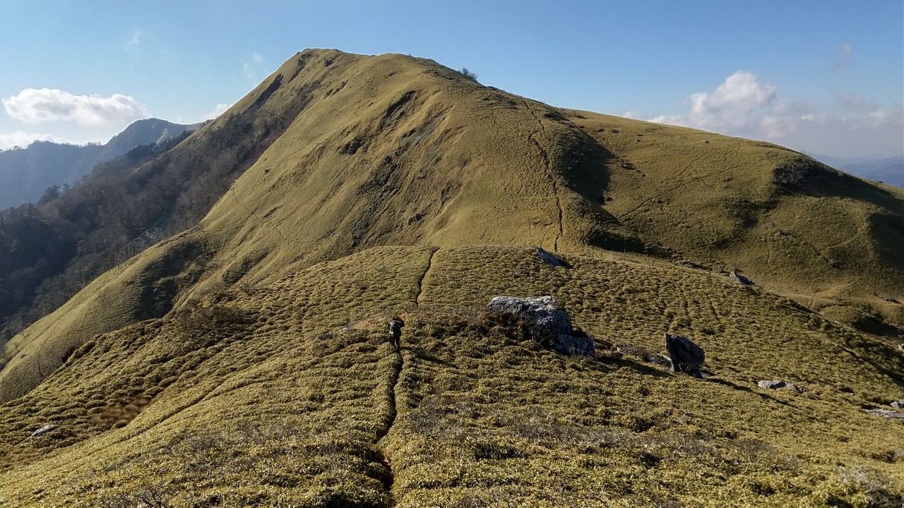 個人山行　四国剣山～三嶺(避難小屋2泊)縦走