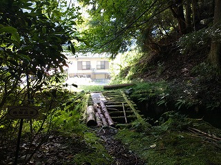 西笠取醍醐登山口にかかる壊れそうな木橋。何とか渡ることができました。