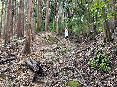 猿田彦の祠へ続く山道。祠の先も歩いてみたいと思わせるような猿田彦の森でした。