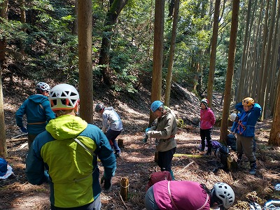 山の斜面にロープを括りつけてカラビナスルーの練習をします。