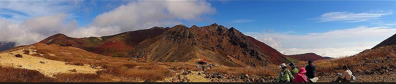 真ん中は朝日岳左の方には隠居倉岳。ある位置や角度からは、このような荒々しい姿にも見えます。