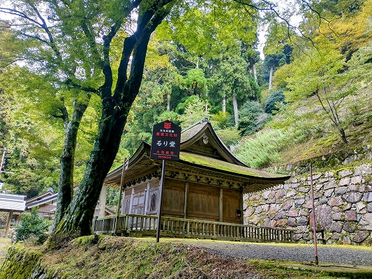 ひっそりと静かな佇まいの瑠璃堂、素敵な場所です。