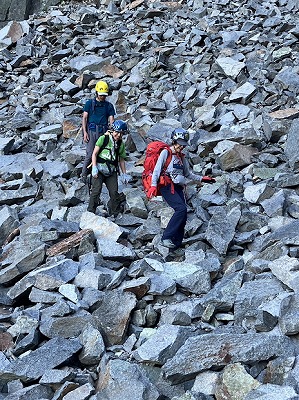 奥穂山荘を出るとゴロゴロとした岩場が続きます。浮石ばっかりです。大きな石もグラグラしています。