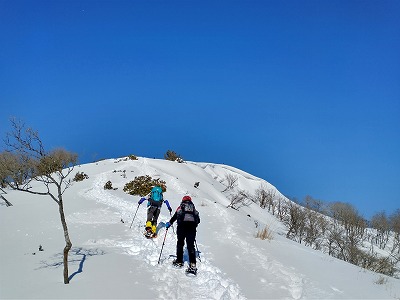 山頂まであと少しです。絶景を目の前にテンションが上がります。