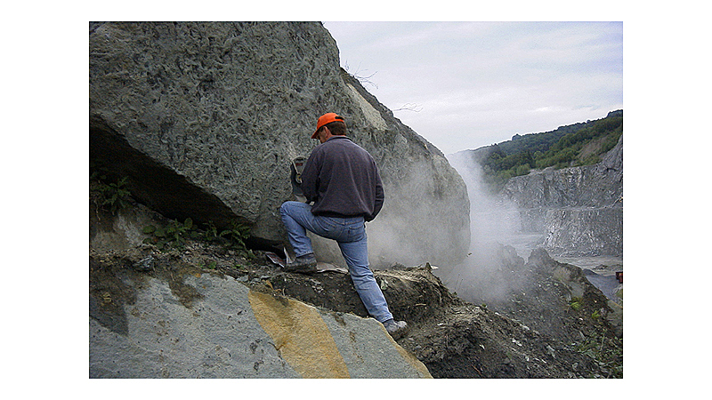 Abb. 1: Der Finder H.-J. BERNDT beim herausflexen des Knochens Ende Mai 2003 im Zementsteinbruch Rohrdorf.