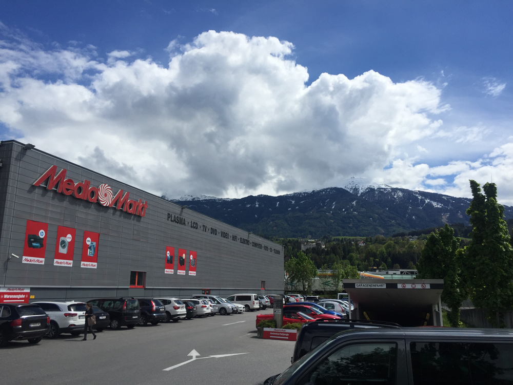 MediaMarkt vor der traumhaften Kulisse Innsbrucks.