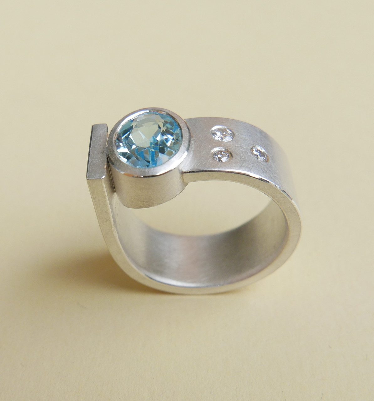 Ring Silber mit Topas und Brillanten