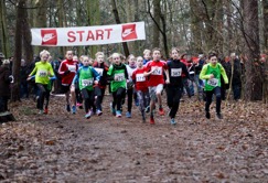 Lina Madsen (371), Paul Ring (374) beim Start der U12 