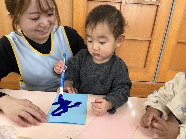 絵の具をつけるよ♪