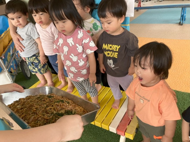 出来立てのやきそばに 興味深々
