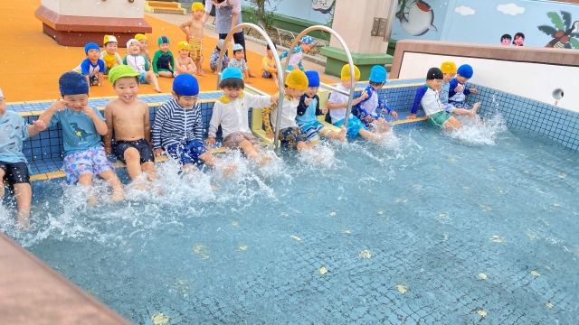 ばた足で水しぶき！