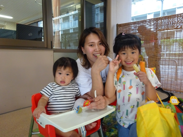 ０・１歳児はゼリーを 食べました♡